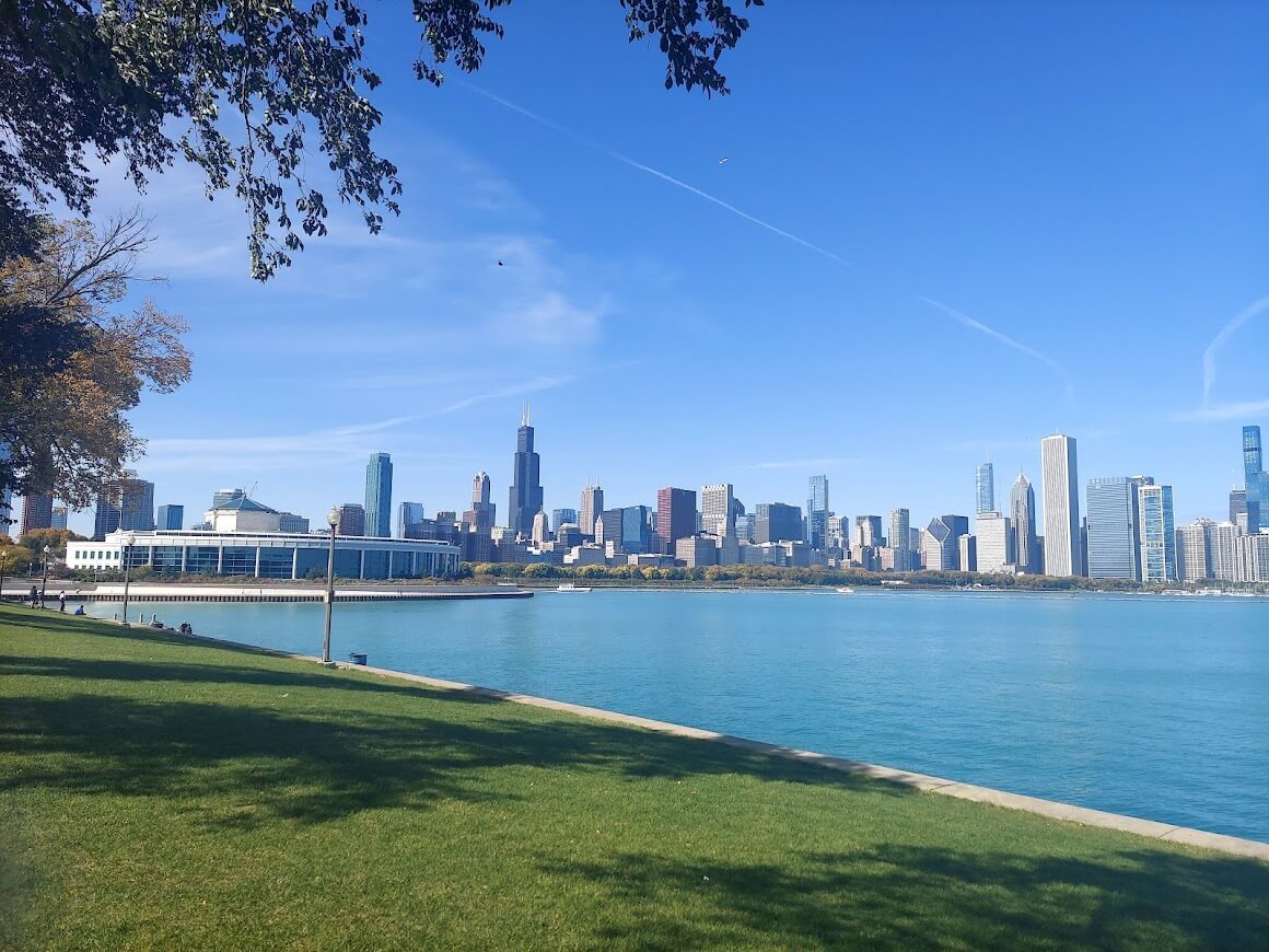 downtown chi from lakefront running trail