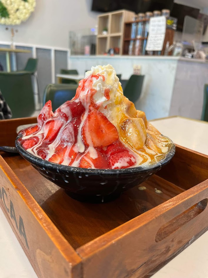 korean shaved ice with strawberries and peaches