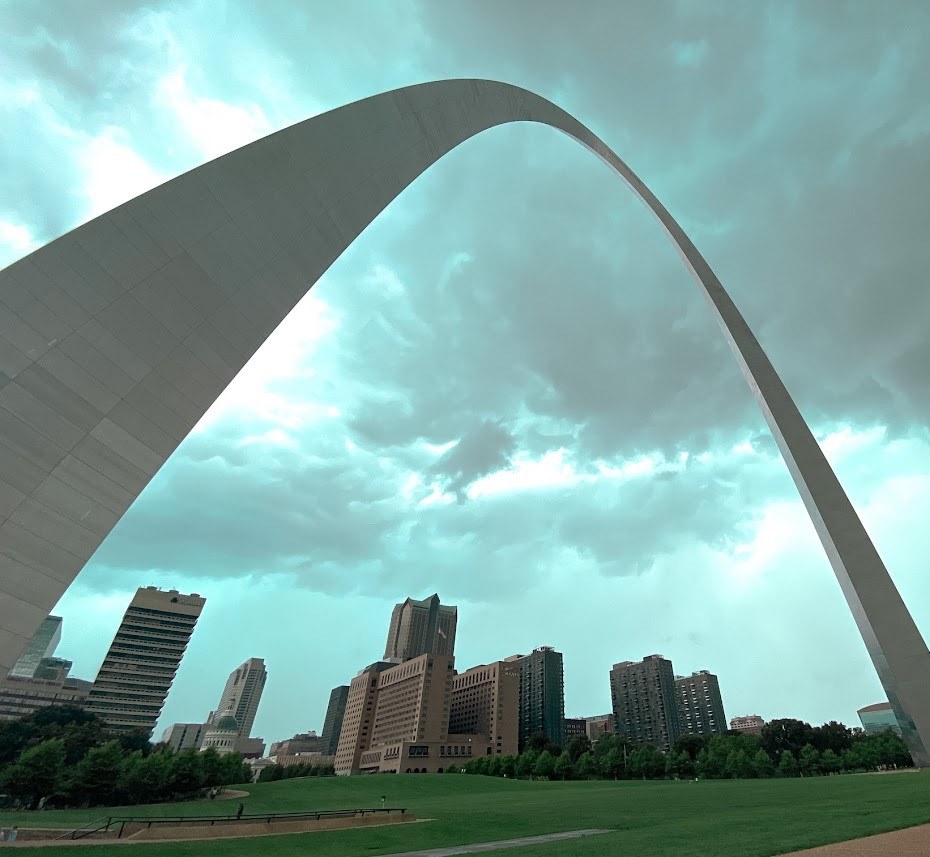 arch in st louis with eerie storm clouds