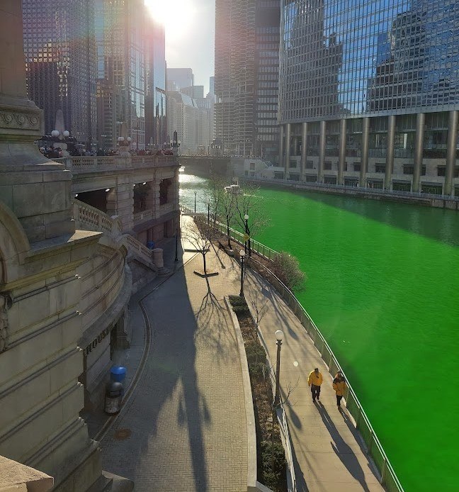 chicago river dyed bright green for st patricks