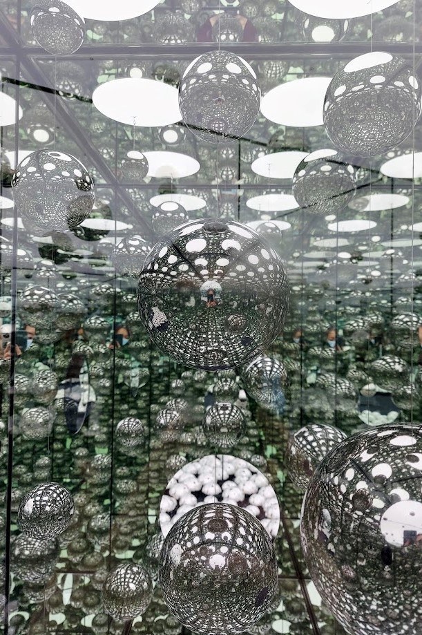 infinity mirror room with mirror ornaments